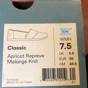 New Women’s Toms classic slip on